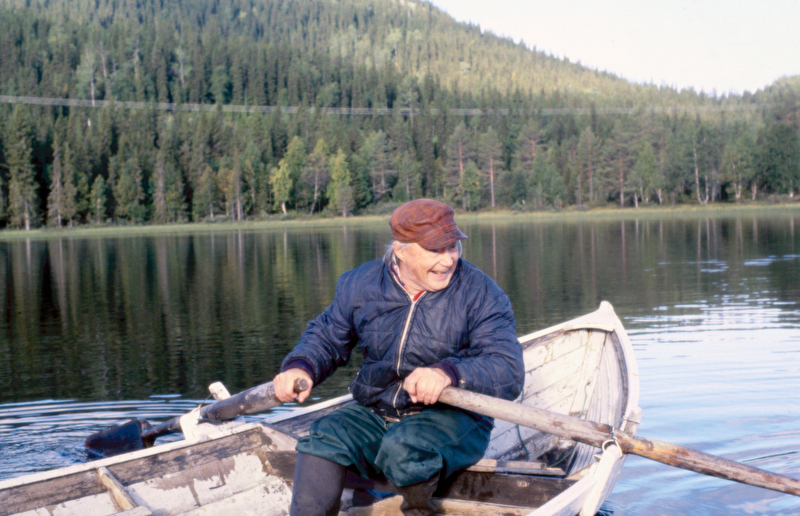 Gösta tar sig en roddtur på sjön.