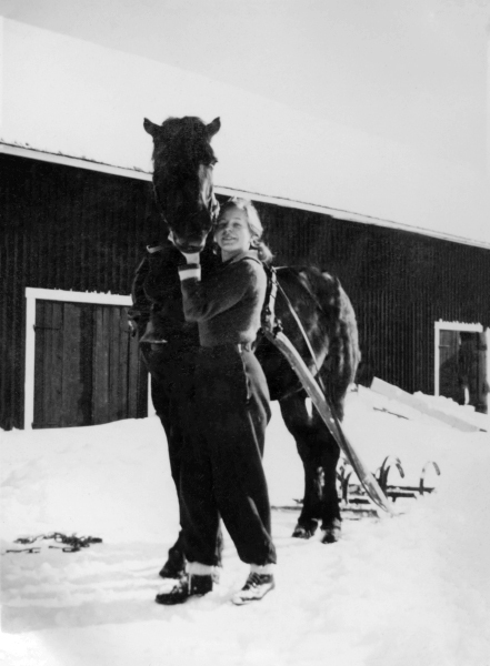 Irma och hästen Bliet, vårplöjning 1940.