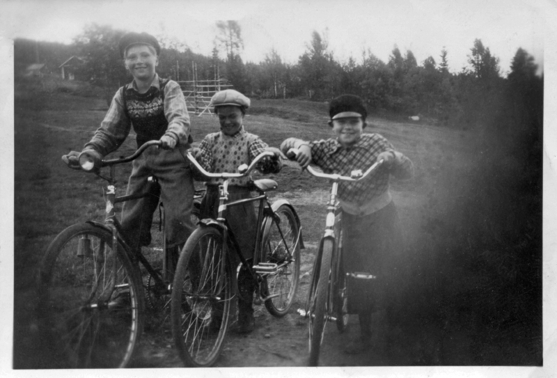 Olofssons, Brännåker, med sina cyklar.