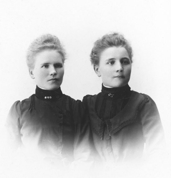 Porträtt av två  kvinnor.
