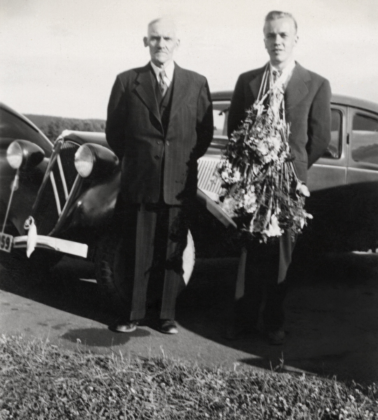 Far och son framför en Citroën.