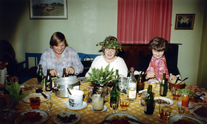 Sven, Elisabeth och Svea njuter av midsommarmaten.