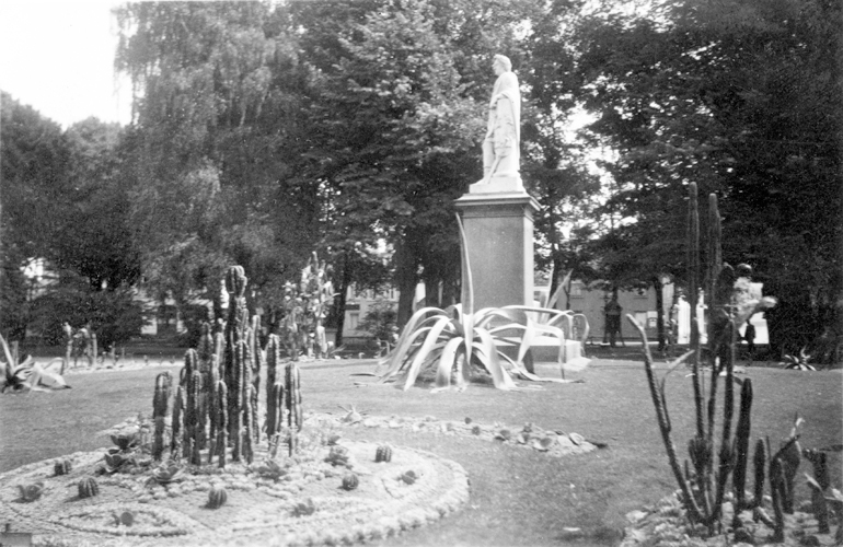 Staty av Konung Karl XIII i Hoglandsparken,