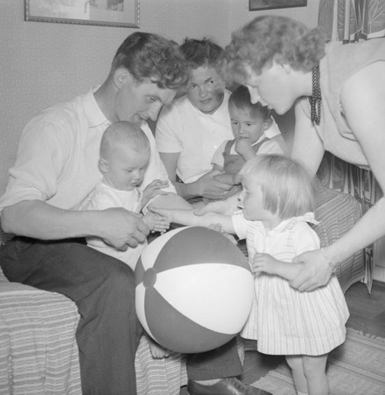 Bild av Sigrid och Martin Fackel med familjen.