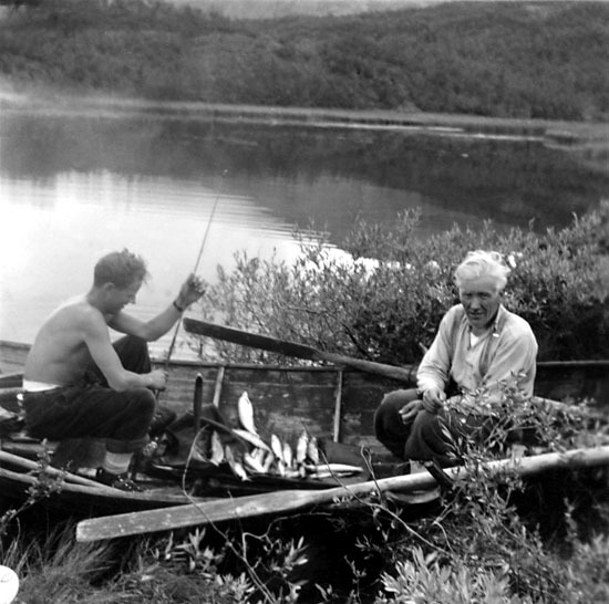 Åke Edevåg och Erik Wiktorsson på fisketur 