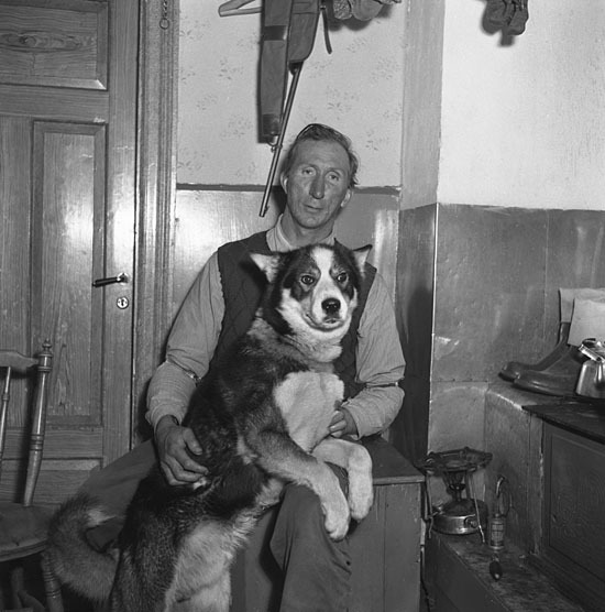 Holger Lindberg med sin björnhund.