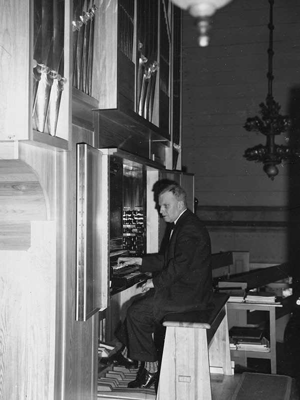 Knut Gavelin  vid orgeln i Vilhelmina Kyrka.