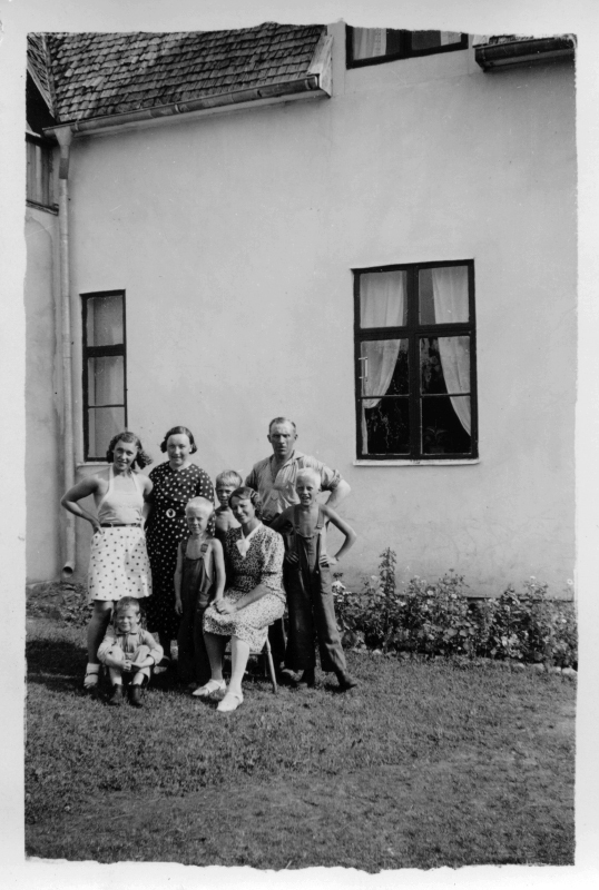 Familjen Ineheim/Rådström samlad i Sörgård, Rås...