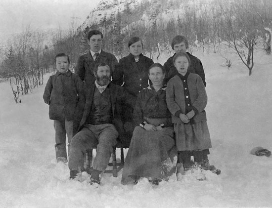Isak Larsson med hustru Agata och samtliga barn.
