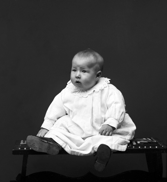 Ateljéfoto av ett okänt spädbarn.