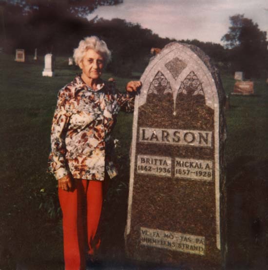 Hilda Larsson vid sina föräldrars gravsten 