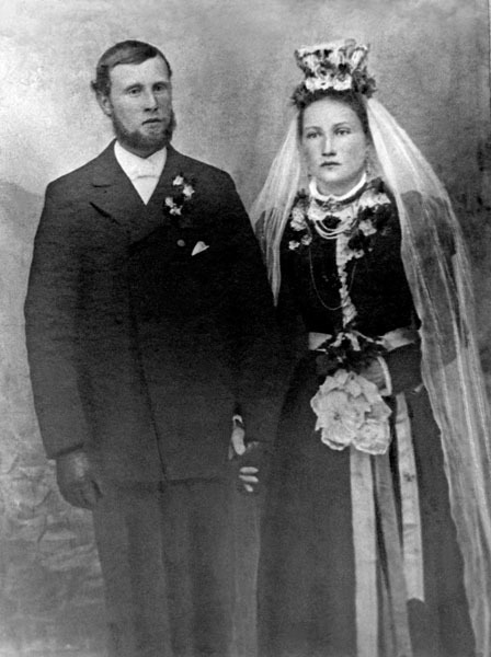 Bröllopskort på Sören och Albertina Helmersson. 