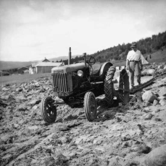 Torsten Grahn i Strömnäs med sin traktor.