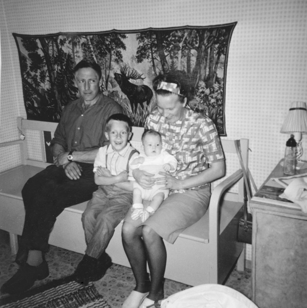 Familjen Hallebjer sittande på en soffa i  Dika...