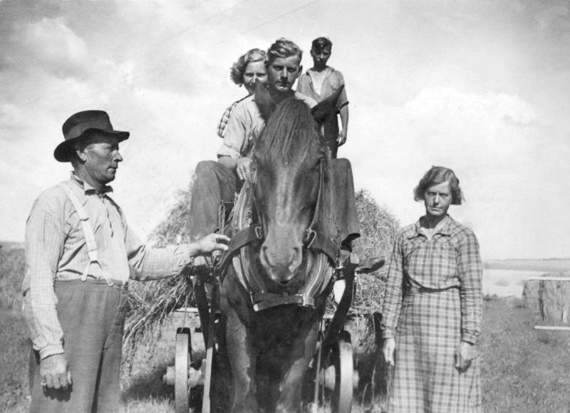 Familjen Stenmark med hästen Bliet och en okänd.