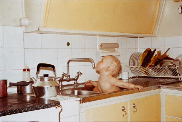 Christina badar i köket hos morfar Magnus Vedin.