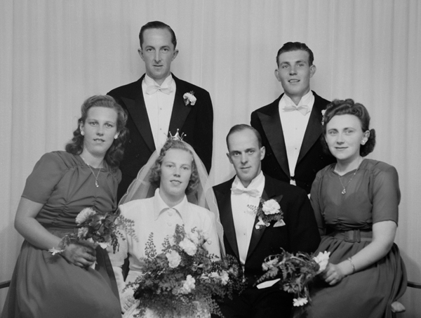 Brudparet Mikaelsson med tärnor och marskalkar.