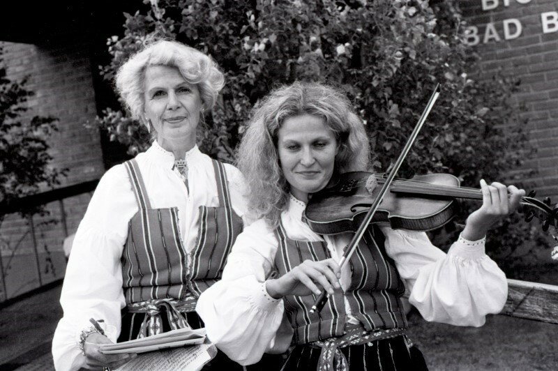 Inger och Maria Öst vid Folkets Hus hembygdsdag...
