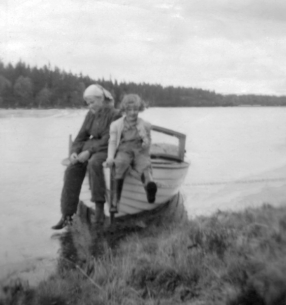Greta Holmgren och Gunilla på båttur.