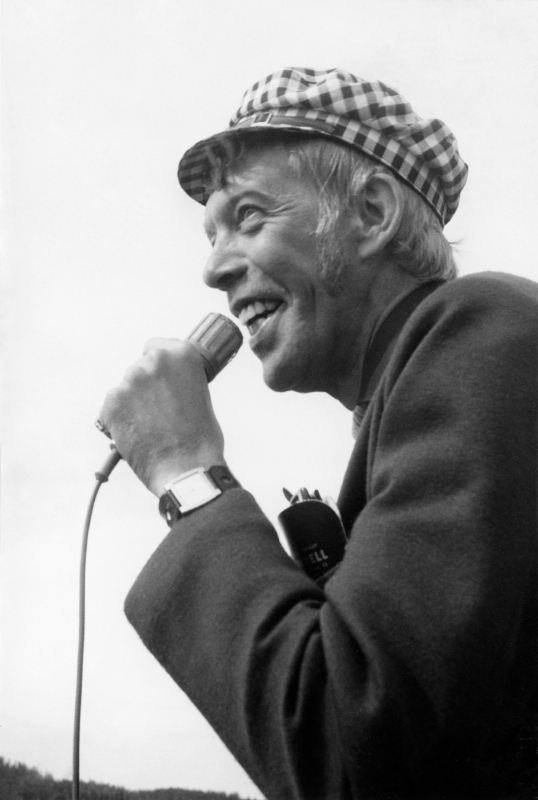 Sven Grönlund håller i mikrofonen.