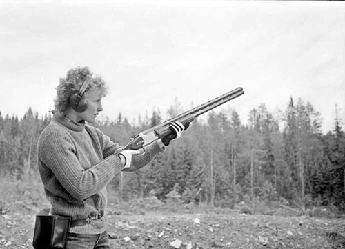 Mai-Greth Abramsson skjuter lerduvor. 