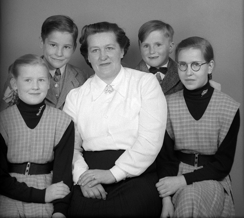 Mamma Iris med barnen Helen, Kennart, Hans Göra...
