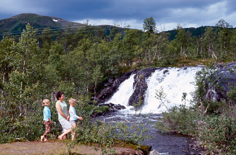 Familjen Grönlund ser på vattenfallet.