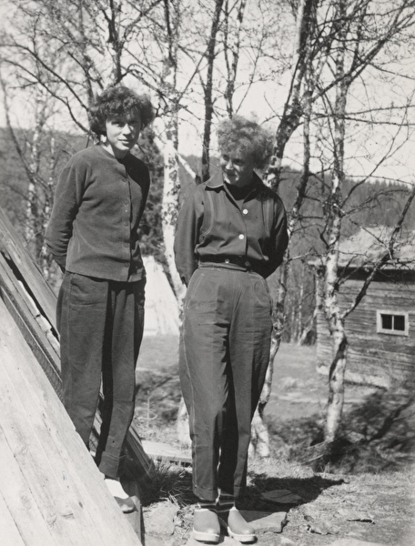 Sylvia och Gun. Konfirmation i Fatmomakke 1955.
