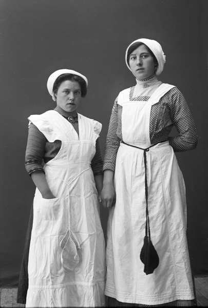 Ateljéfoto av två okända kvinnor.