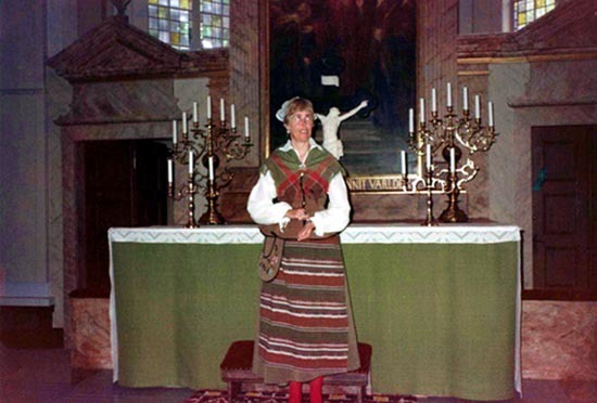 Birgitta Larsson vid  Altaret i Stensele kyrka.