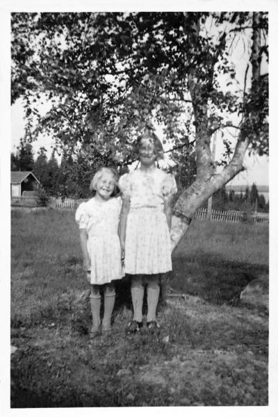 Gun och Siv i trädgården under trädet, 1940.