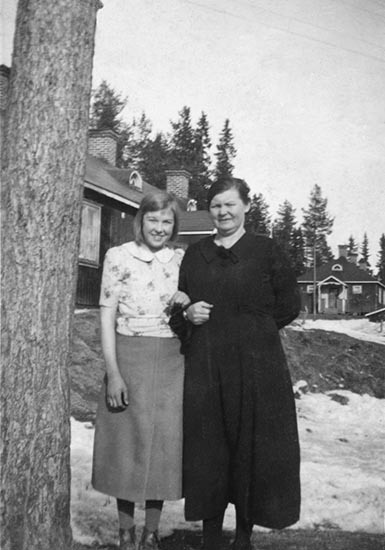 Alice Lindberg och dottern Karin vid brunnen 