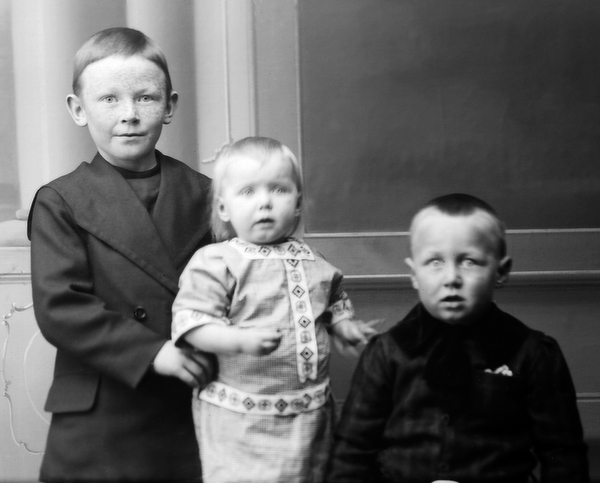 Ateljéfoto av tre okända barn.