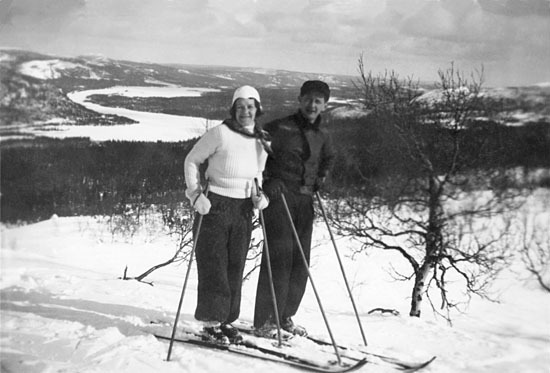 Olga och Bertil Stenvall på skidtur 