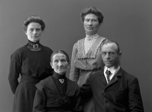 Familjen Johan och Gustava Hansson  med döttra ...