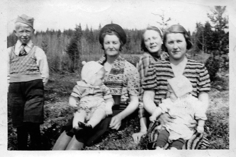 Folk från Ulvoberg ca 1941.