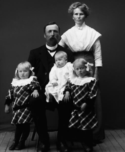 Ateljéfoto av en okänd familj.