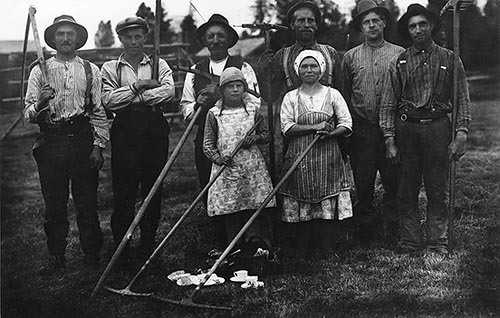 Slåtterfolk omkring 1930.