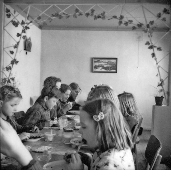 På skolbespisningen i Skansholm, 1945.