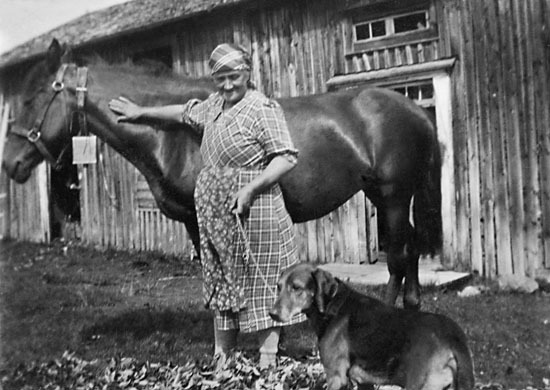 Tant Ida Sundström med hästen Filpa.