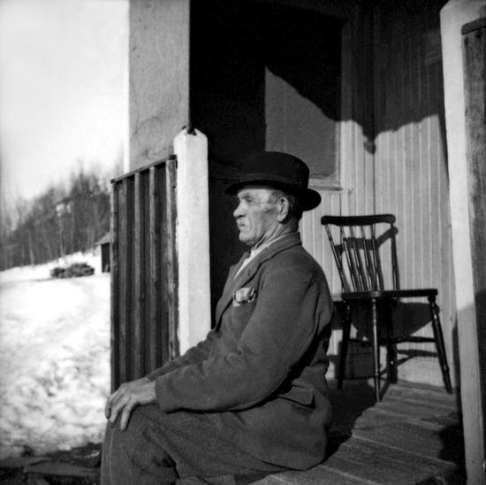 Isak Larsson i Marsliden vid sin stuga, 1940.