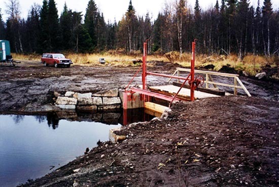 Reparation av sjödamm 1999-08-29.
