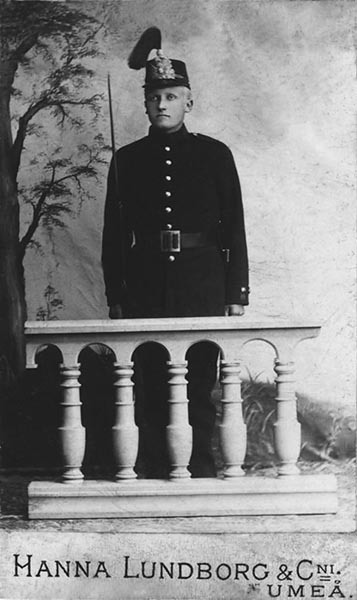 Elias Johansson i uniform. 