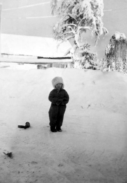 Ann-Marie Johansson leker i snön i Björkängen.