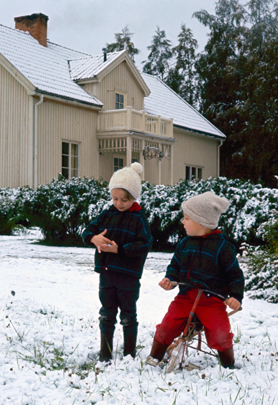 Ira och Ulf leker i snön.