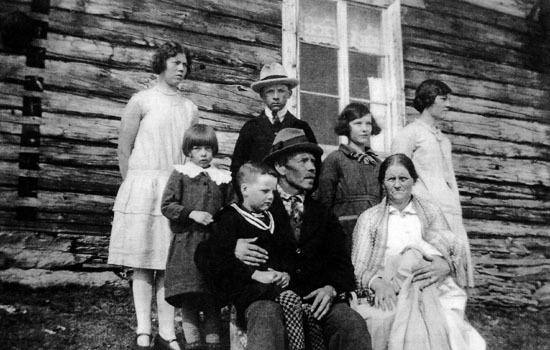 Jonas och Ida Kanon med några av sina barn. 