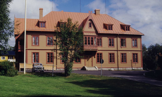 Tingshuset målad i ny kulör (tidigare vitt). 