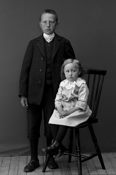 Ateljéfoto av en okänd pojke och en okänd flicka.