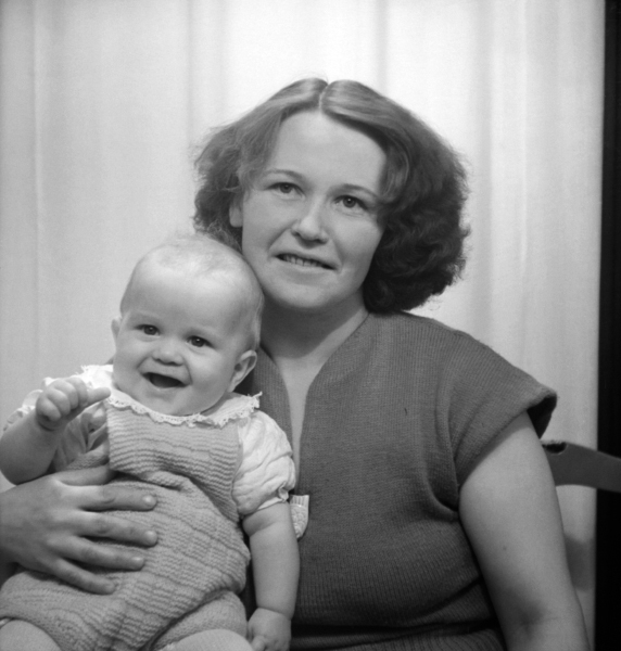 Valdine Holmlund med sonen Bernt-Roger.