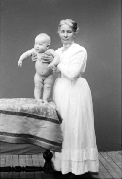 Ateljéfoto av okänd kvinna med spädbarn.